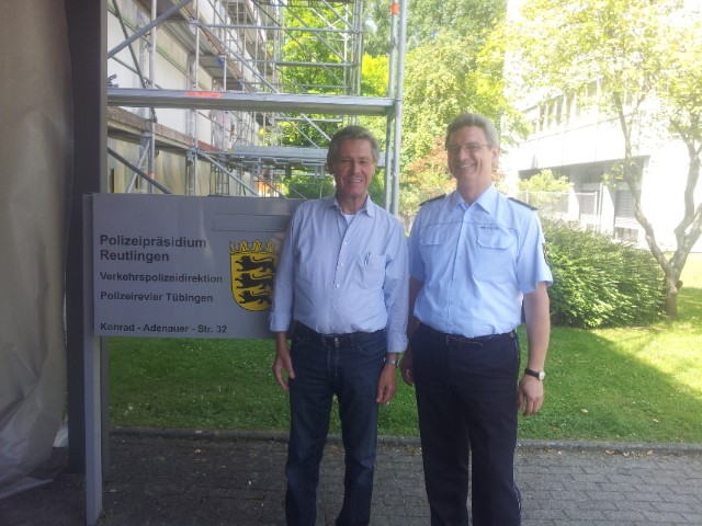Landtagsabgeordneter Dieter Hillebrand mit Konrad Bold, dem Leiter der Verkehrspolizeidirektion Tübingen